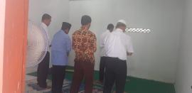 PERANGKAT DESA SEMANU SHALAT BERJAMAAH DI MUSHOLA BALAI DESA